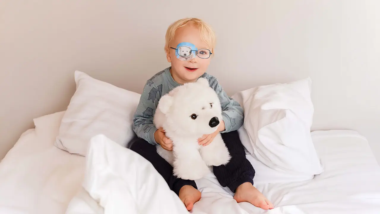 kind-mit-augenpflaster-kuscheltier-16-9